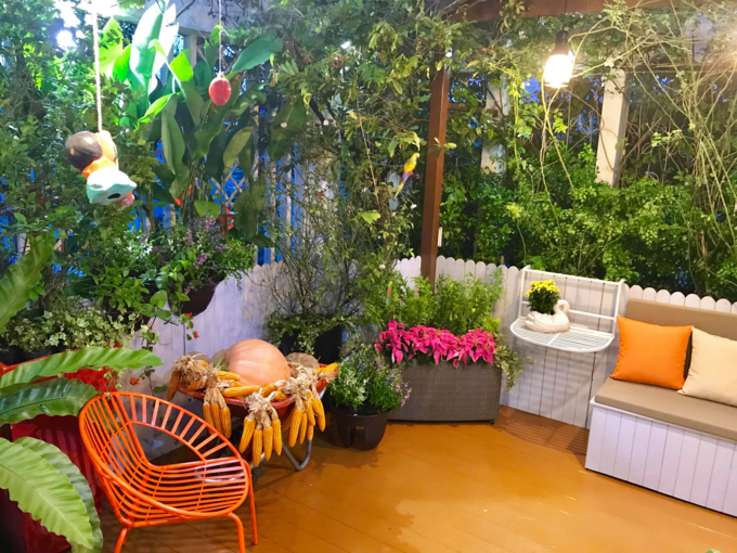 Với chủ đề mùa thu, chị Hiền chọn tông cam chủ đạo và sử dụng các loại nông sản để trang trí.