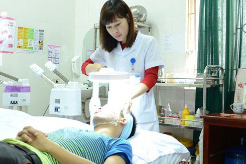 Điều trị bệnh da liễu tại Bệnh viện Tuệ Tĩnh (thuộc Học viện Y Dược học cổ truyền Việt Nam). Ảnh: T5G