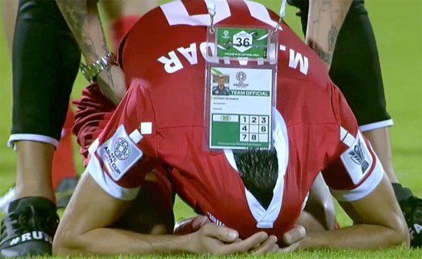 Cầu thủ Lebanon gục ngã khi bị loại phút cuối.