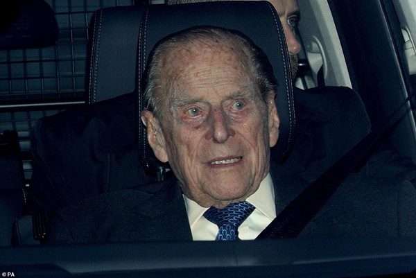 
Hoàng thân Philip 97 tuổi vẫn tự tin lái xe.
