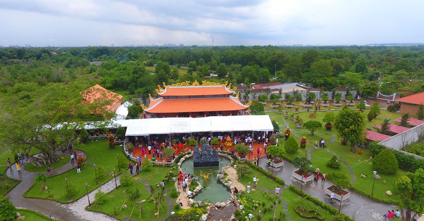 Công trình gồm các hạng mục nhà thờ chính, nhà thờ phụ, nhà nghỉ cho người thăm viếng ở lại qua đêm và nhiều tiểu cảnh, cây cảnh... Nhà thờ Tổ hoàn thiện sau 2 năm xây dựng, dù trước đó gặp không ít trục trặc về pháp lý. Ảnh: Zing