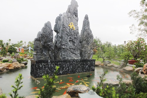 Hoài Linh cũng thiết kế khá nhiều hòn non bộ, hồ cá để làm đẹp cho căn nhà thờ Tổ.
