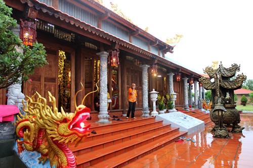 Chính điện là gian thờ tổ nghề sân khấu với kiến trúc phổ biến của đền chùa, miếu mạo Việt Nam.