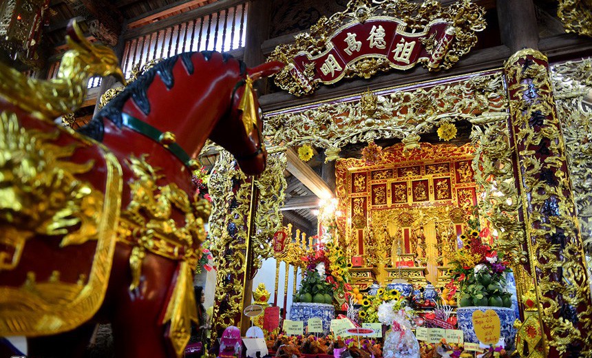 Bàn thờ chính và bàn thờ tam vị thánh được thiết kế cầu kỳ. NSƯT Hoài Linh vốn sống tâm linh nên toàn bộ cấu trúc đền thờ được anh bàn bạc, thảo luận kỹ lưỡng trước khi xây dựng. Ảnh: Zing.