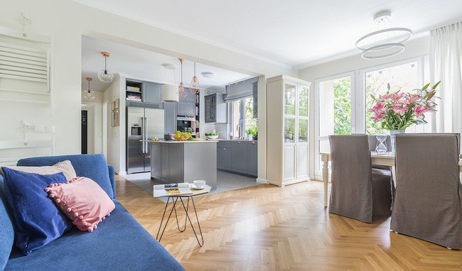 Ngôi nhà được bài trí ngăn nắp, tạo điều kiện cho ánh sáng tự nhiên tràn ngập trong nhà.