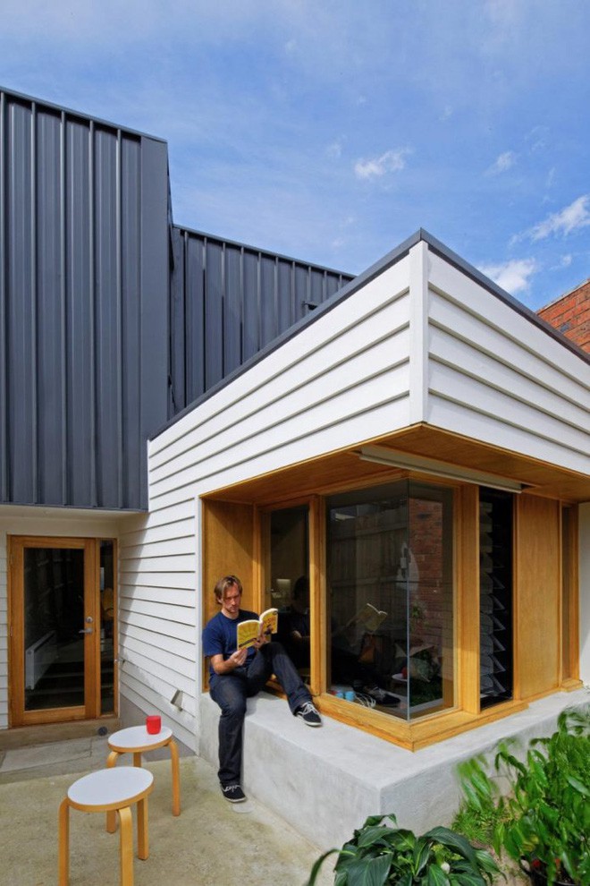 Ngoại thất được bố trí bệ cửa sổ giúp mọi người thoải mái khi đọc sách hay trò chuyện, tận hưởng không gian trong lành, xanh mát của khu vườn, bãi cỏ trước nhà.