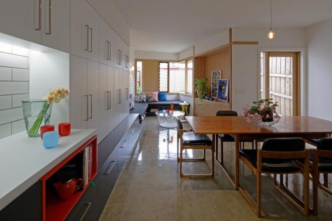 Không gian bên trong được thiết kế đơn giản theo chiều dọc với các khu vực chức năng nối tiếp nhau. Phòng khách được bố trí với sofa góc đa năng sát cửa sổ để đón nhận nắng gió ngập tràn bên ngoài.