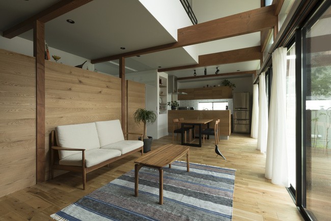 Không gian nhà thoáng, màu sắc và thiết kế đều nhẹ nhàng, thư giãn.