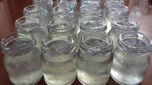 Đổ hỗn hợp vào hũ thủy tinh rồi đậy kín nắp, để trong ngăn mát tủ lạnh dùng dần.