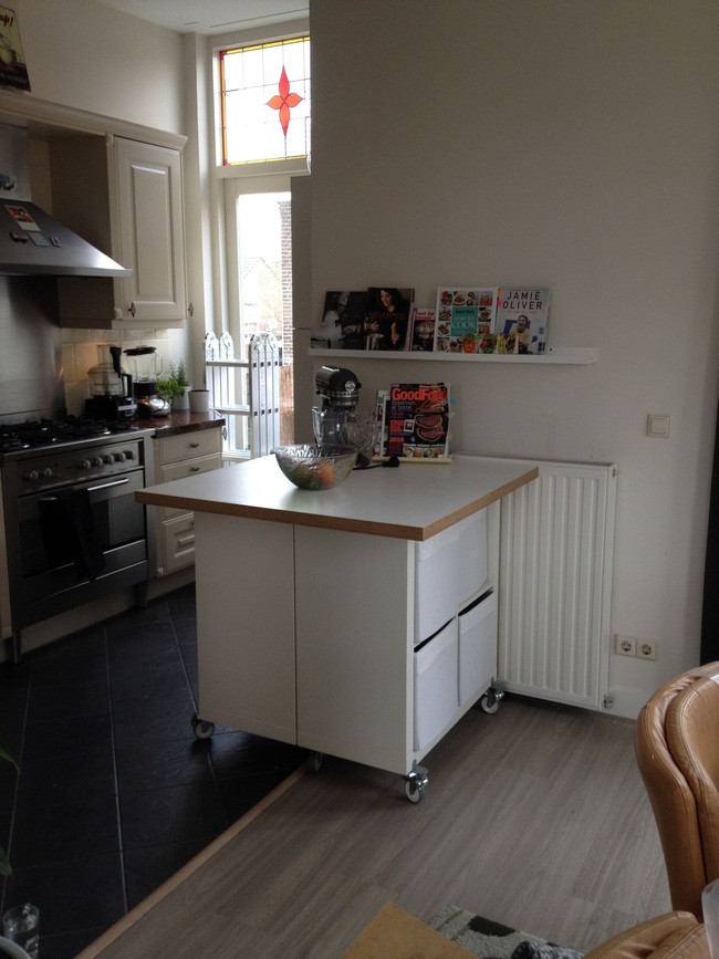 Mẫu đảo bếp di động hiện đại nhờ hệ thống bánh xe lăn bên dưới.