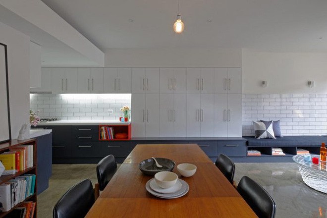 Phía trong cùng là hệ thống kệ đựng đồ, đựng sách với ánh sáng hắt tường ốp gạch màu trắng đẹp ấn tượng.