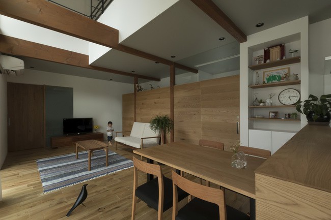 Một điều dễ thấy trong nhà là toàn bộ bàn ghế trong nhà đều thiết kế đơn giản, mộc mạc, rất nhỏ gọn nhưng cũng đầy đủ tiện nghi. Bù vào đó, cậu bé con sẽ có nhiều không gian chạy nhảy hơn.