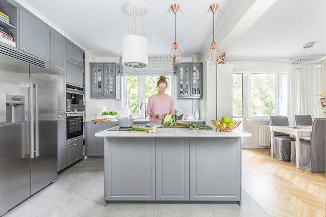 Đứng nấu ăn thôi nhưng cảm giác như bạn đang đứng trong một bức ảnh nghệ thuật với gam màu ánh sáng dịu nhẹ tuyệt vời