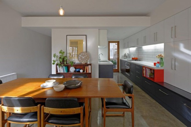 Đối diện với kệ là khu vực bếp núc thông ra ngoài sân sau.