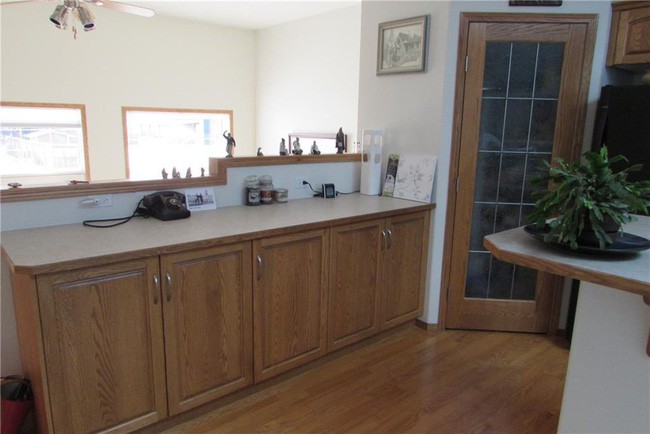 Tủ bếp được cải tạo thành một đảo bếp sang trọng.