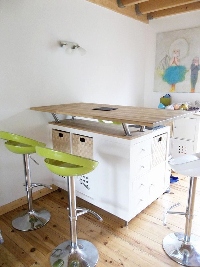 Đảo bếp hiện đại thoải mái với kho và bàn nâng như trong quán bar.