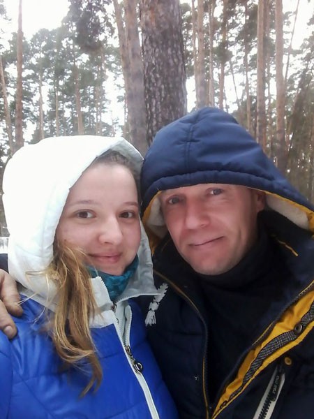 Aleksey Dogadov v&agrave; vợ trẻ Svetlana Serova khi c&ograve;n mặn nồng. Ảnh: CEN.