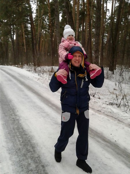 Aleksey Dogadov và con gái 2 tuổi. Ảnh: CEN.