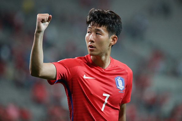 Son Heung-min (Hàn Quốc): Asian Cup trở nên hấp dẫn hơn với sự góp mặt của ngôi sao Son Heung-min. Cầu thủ thuộc biên chế câu lạc bộ Tottenham có những pha xử lý thông minh, tạo nên sự khác biệt trong trận đấu với đối thủ Trung Quốc. Chiến thắng 2-0 giúp đội tuyển Hàn Quốc hừng hực khí thế tiến vào vòng trong với vị thế dẫn đầu bảng C.