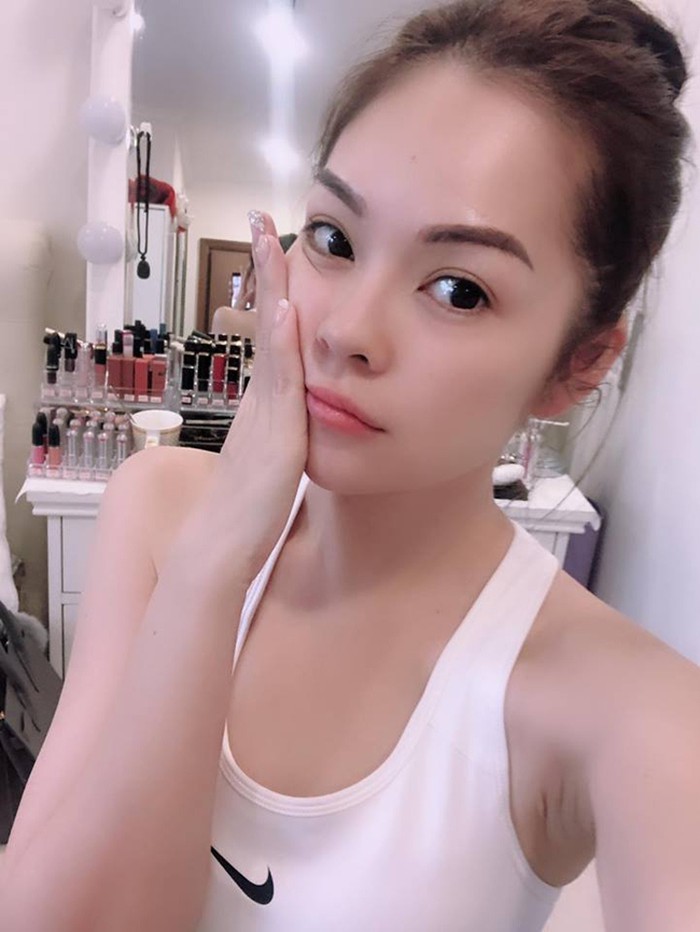 Bàn trang điểm với đủ loại mỹ phẩm là thứ không thể thiếu đối với một người làm nghệ thuật như Lynh.