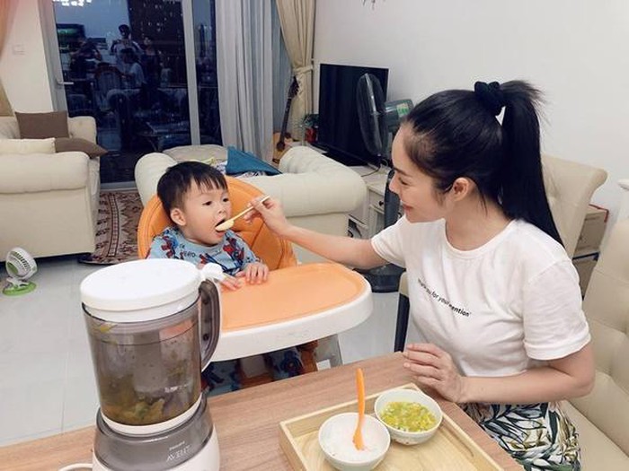 Tháng 9 vừa qua, diễn viên Dương Cẩm Lynh bất ngờ công khai chuyện ly hôn với nhà sản xuất Phạm Việt Anh Khoa sau 3 năm chung sống. Sau khi chia tay, người đẹp sinh năm 1982 cùng con trai dọn ra ngoài sống trong một căn hộ chung cư.