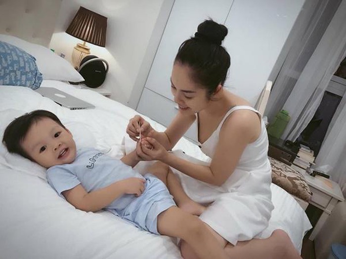 Nữ diễn viên chọn tông màu trắng làm màu chủ đạo cho căn hộ.