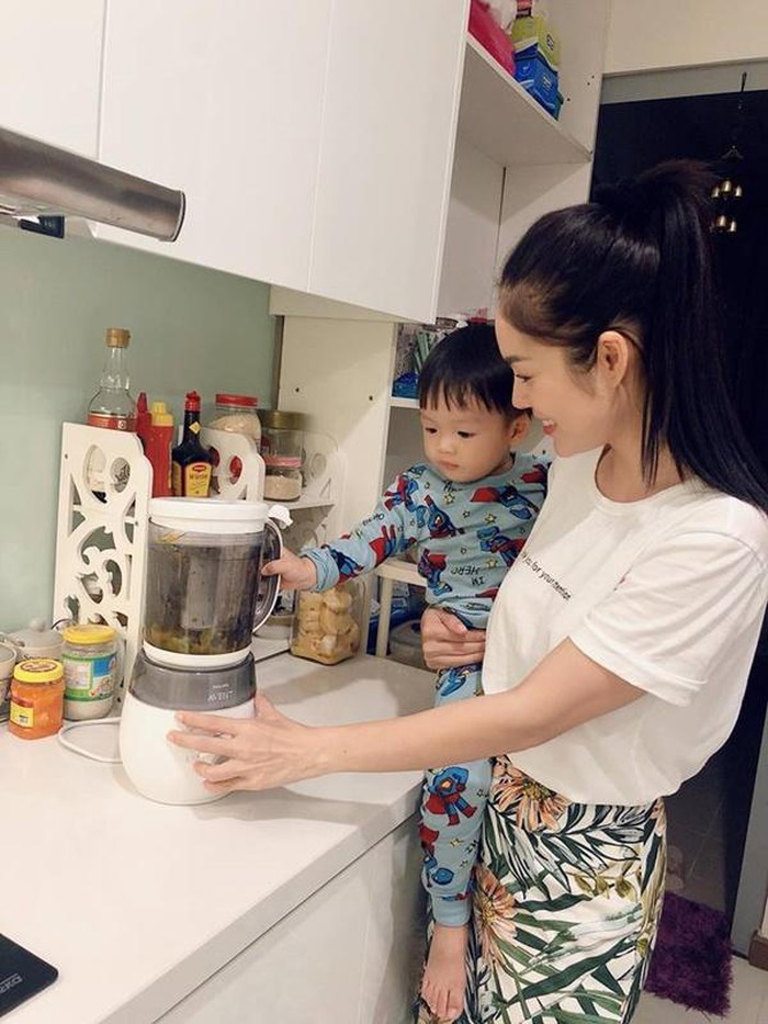 Nuôi con nhỏ nên căn bếp nhà Dương Cẩm Lynh đầy đủ các dụng cụ nấu nướng.