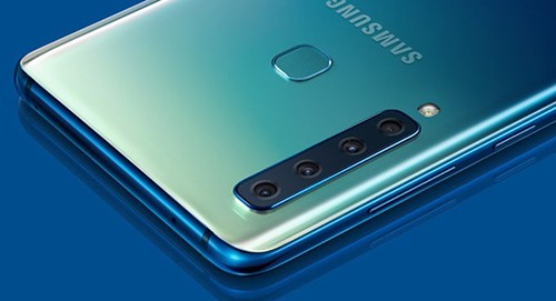 
Galaxy A9 (2018) có cụm camera bốn ống kính. Ảnh: Samsung.
