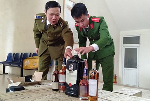 Lực lượng chức năng kiểm tra l&ocirc; rượu. Ảnh: Lam Sơn.