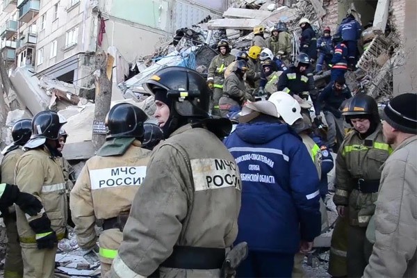 Lực lượng cứu hộ vẫn t&iacute;ch cực đ&agrave;o bới t&igrave;m người sống s&oacute;t ở hiện trường. Ảnh: RIA