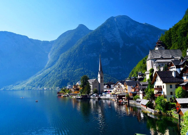 Những ngôi nhà được xây san sát nhau nhìn về phía sông nước.