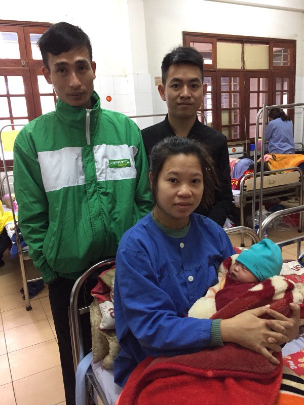 Tài xế Lại Trung Hải và sản phụ Bùi Thị Xuân hạnh phúc bên em bé vừa chào đời an toàn.