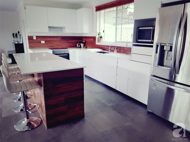 Cô muốn khi nấu nướng trong bếp vẫn có thể tiếp khách hay trò chuyện cùng chồng.