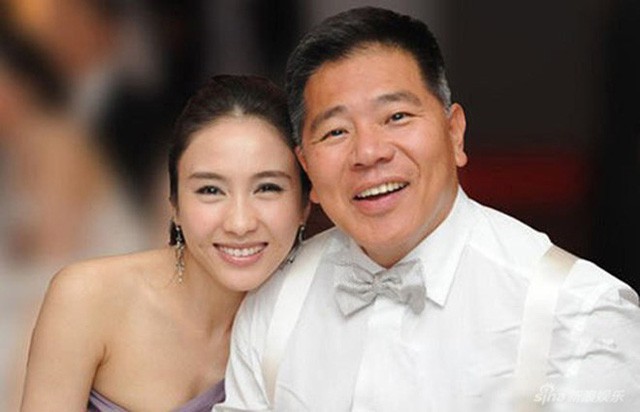 Bạn bè của nữ diễn viên này cho hay, Mã Đình Cường rất cưng chiều vợ. Anh không chỉ trang bị cho vợ nhà, xe đắt tiền, thuê người giúp cô chăm sóc các con mà còn hỗ trợ cô rất nhiều trong công việc kinh doanh spa. Lê Tư tâm sự rằng, “ông xã” Đình Cường vẫn yêu chiều cô như thuở ban đầu dù đã ở bên nhau gần 10 năm. Và quan trọng nhất, anh rất yêu thương cậu em trai tật nguyền của cô.