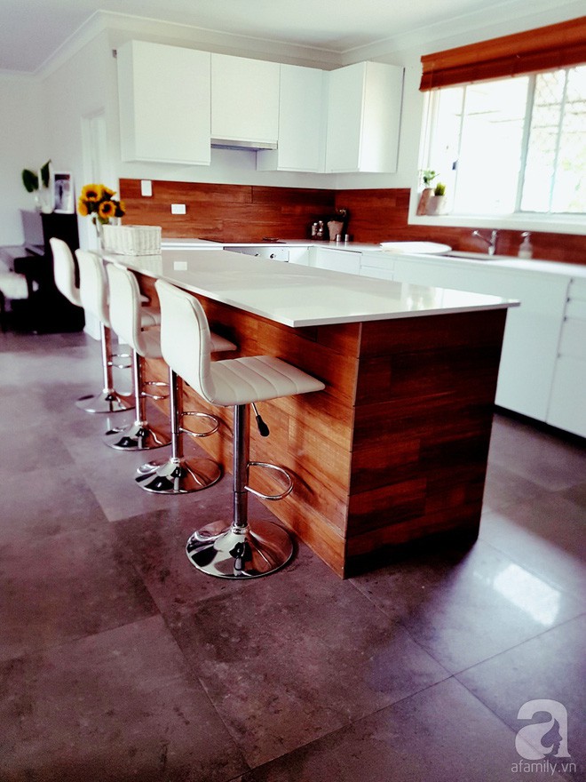 Bàn bar đẹp ấn tượng với sắc màu thân thiện của gỗ và những chiếc ghế tiện lợi.