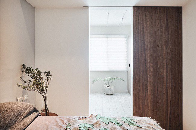 Từ sàn nhà, tường, cửa sổ, bồn cây đều là một màu trắng tinh.