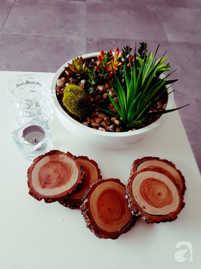 Vì phòng tắm nhỏ nên vợ chồng cô đã dời bỏ phòng tắm vòi sen và đặt vòi sen bên trên bồn tắm để tiết kiệm không gian. Vợ chồng cô cũng thiết kế thêm những ngách nhỏ trên bức tường dọc bồn tắm, có thể đặt những đồ dùng cá nhân và đèn cầy để thư giãn lúc tắm bồn.