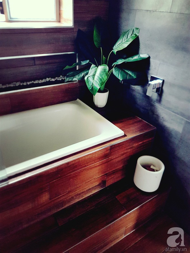 Điểm nhấn từ cây xanh và chất liệu gỗ cho không gian thư giãn thêm mát mẻ.