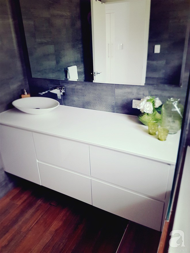 Vì đất rộng nên nhà chỉ làm 1 tầng trệt và không có ban công. Vợ chồng Ngân đều yêu những gam màu đơn giản nên quyết định chọn sơn màu trắng vì đã chọn màu gạch sàn và gạch bếp khác nhau.