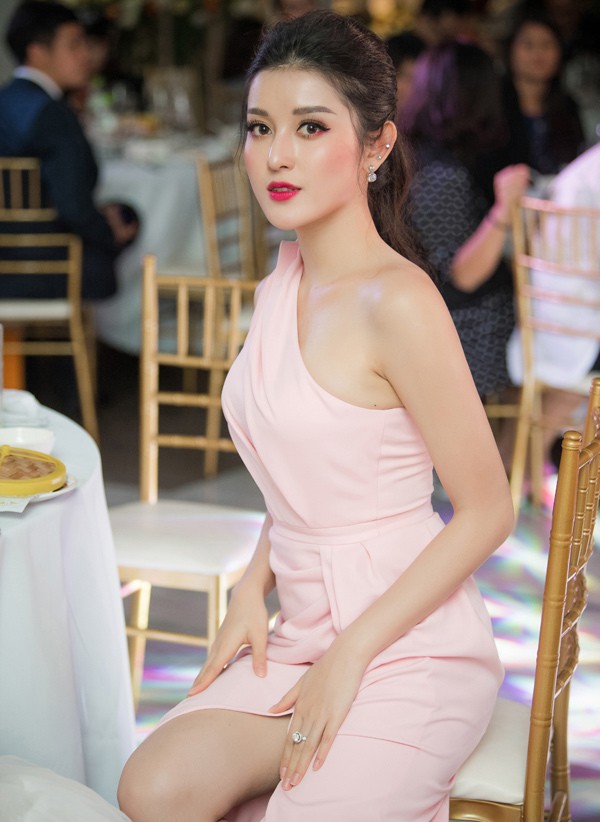 Huyền My từng đảm nhiệm vai trò MC dẫn dắt trong cuộc thi Hoa hậu Việt Nam, cô khẳng định mình nghiêm túc và sẽ “chịu khó” tiếp thu từ những người đi trước.  