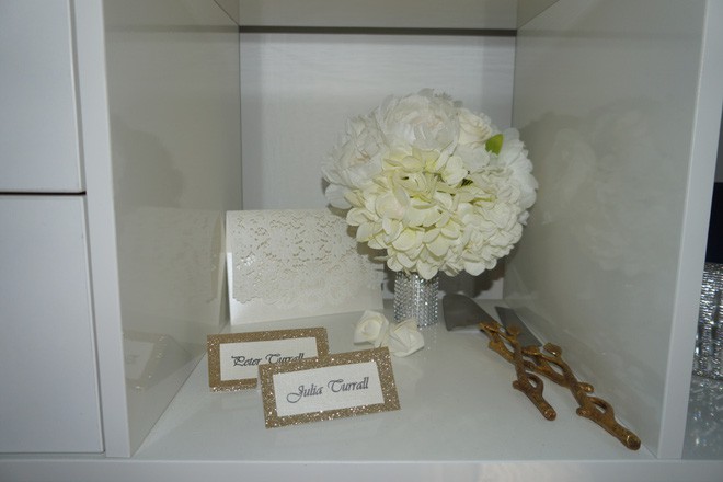 Những kỷ niệm ngày hai người yêu nhau cũng được cô gái trân trọng làm đẹp cho tổ ấm của họ.