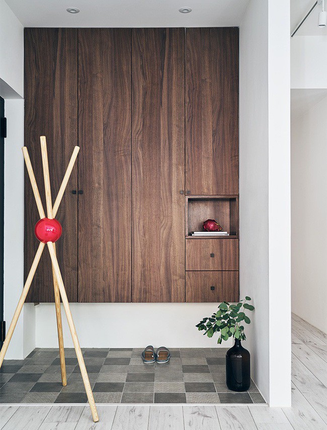 Một thiết kế tủ lưu trữ lớn được định vị trên tường khá thông minh giúp mang lại diện tích thoáng đãng hơn cho không gian.