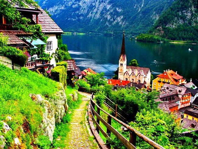 Con đường ven chân núi.