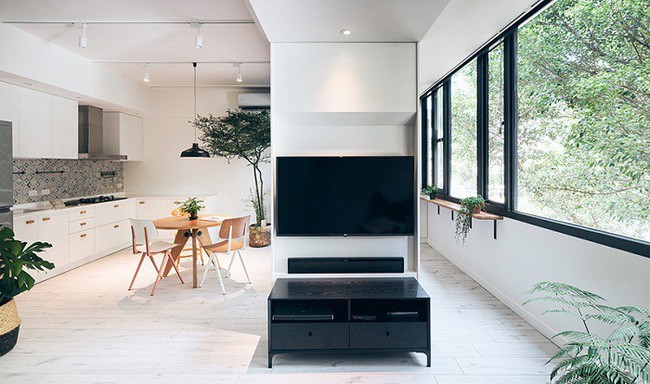 Phòng khách tươi sáng, mát mẻ và hiện đại. Mẳ sàn bằng gỗ mịn màu trắng cho cảm giác rộng lớn hơn diện tích thật. Đặc biệt với chất liệu từ gỗ tự nhiên mang tới sự ấm áp, gần gũi.