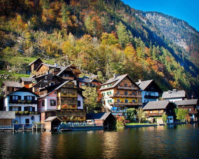 Những ngôi nhà nhiều màu sắc rực rỡ cùng ô cửa rộng đón gió từ sông.