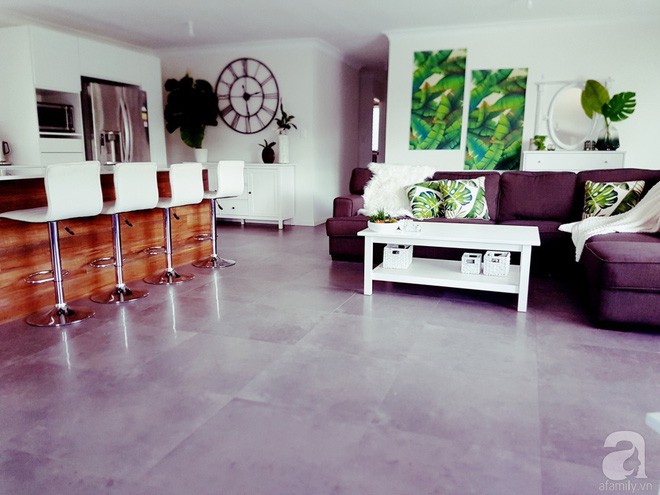 Các bức tường được phá bỏ nhường cho không gian rộng thoáng và tràn ngập ánh sáng.