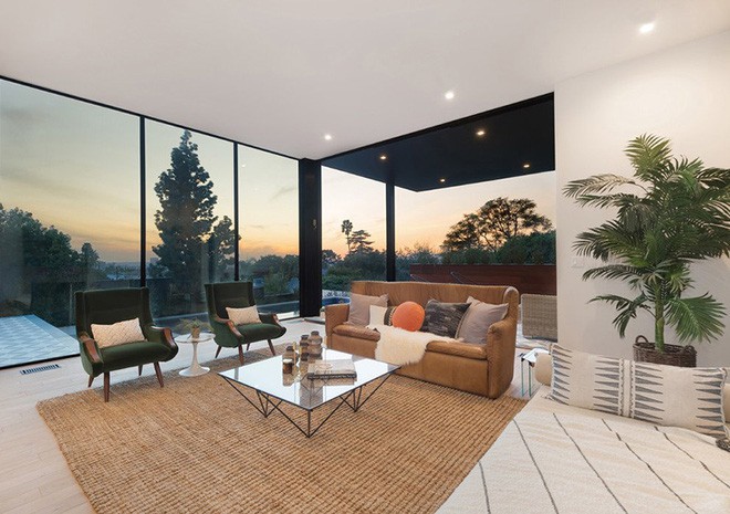 Cửa khung kính luôn là một lựa chọn đúng đắn để mọi thành viên trong gia đình bạn đều có thể ngắm nhìn khung cảnh tuyệt đẹp bên ngoài.