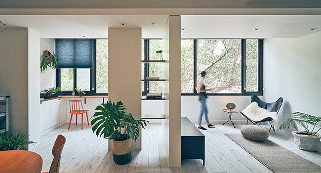 Cấu hình trung tâm của ngôi nhà rất đặc biệt khi tường đặt ti vi được kết nối với kệ có các ngăn nhỏ bằng nhau. Đây là giá sách tiện lợi giúp chủ nhân tiết kiệm được rất nhiều không gian.