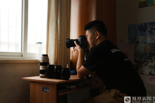 
Các nhiếp ảnh gia đều tự do thời gian chụp ảnh, nhưng Trương Học Văn vẫn dậy sớm mỗi sáng để tập chụp. Mặc dù công việc kinh doanh ngày càng tốt, nhưng cậu không tìm trợ lý cho mình. Tất cả các công đoạn như chụp ảnh, chiếu sáng, chỉnh sửa, dịch vụ khách hàng trên Taobao đều tự mình làm hết.
