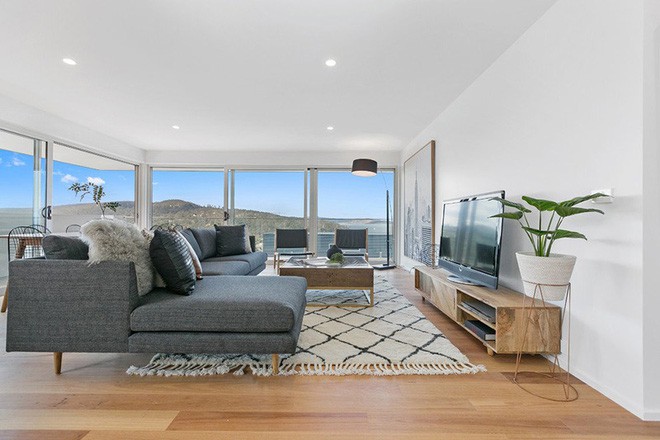 Với cách thiết kế này, ngay cả khi đang ngồi chính giữa phòng khách bạn vẫn có thể thấy được khung cảnh thiên nhiên hùng vĩ bên ngoài.